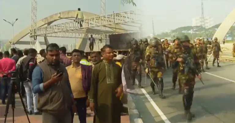 তারেক রহমানকে সংবর্ধনা দিতে মঞ্চ প্রায় প্রস্তুত, টহল দিতে দেখা গেছে সেনাদের।